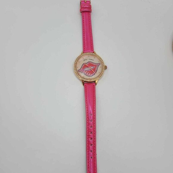 Betsey Johnson Mother of Pearl Lips watch with Pink Leather Band NWOT! WORKS!